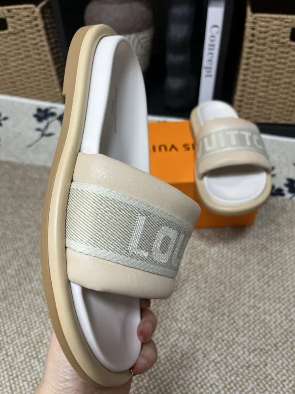 P320💰[New model] Long-term availability, 2025 new model, couple model [LOUlS VUlTTON] comes with drawer box, bag, card, invoice "Louis Vuitton ~ unique modern sandals. 》LV counter purchasing 🏃Men's and women's casual slippers, sold at the same time at the counter, the original old flower material upper is soft and comfortable, (refuses to discolor and rub the feet) sole: original factory special combination original sole, code number: 35--46 4 multiple colors 🉑️ to choose from
